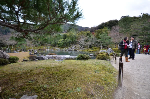 Turystyczna odwiedź Tenryuji Rozciągacz na 09 grudnia 2014 r. w Kyoto — Zdjęcie stockowe