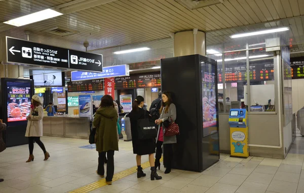 Passagers verzamelen in het treinstation in Kyoto — Stockfoto