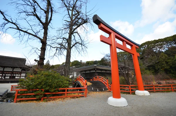 Turistas visitam Shimogamo santuário laranja archway em Kyoto — Fotografia de Stock