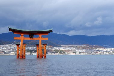 Miyajima Şinto kutsal bir sitedir