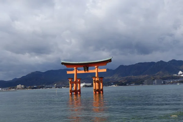 Большие плавучие ворота (O-Torii) на острове Миядзима — стоковое фото
