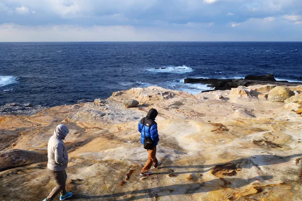 Touristen besuchen sandanbeki in shirahama — Stockfoto