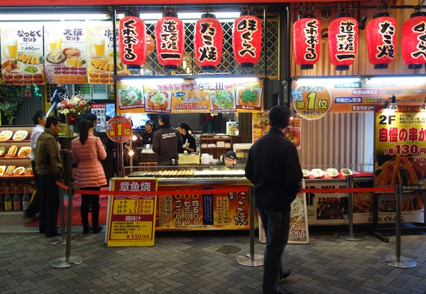 Clientes hacen cola para comprar takoyaki en Osaka —  Fotos de Stock