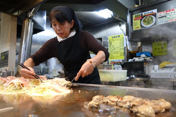 Le cuisinier japonais prépare le fameux okonomiyaki — Photo