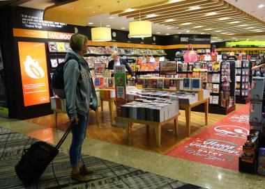 Müşteriler alışveriş yapmak için Kitaplar Changi Havaalanı, Singapur