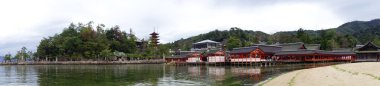 Itsukushima tapınak Miyajima, Japonya'da turist ziyaret