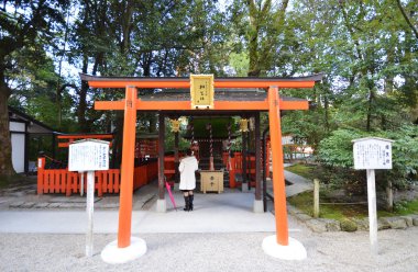 Shimogamo tapınak turuncu kemer Kyoto, Japonya için turist ziyaret