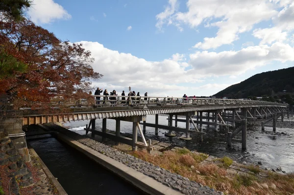 Touristen besuchen Togetsukyo in Kyoto, Japan — Stockfoto