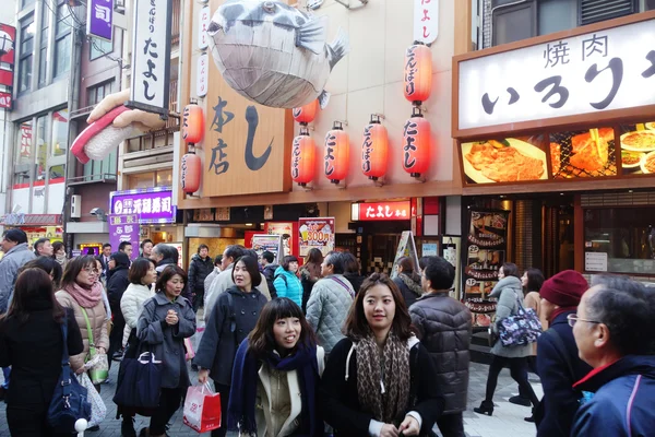 Unidentified customers queue to buy takoyaki in Osaka on Decembe — Stock Photo, Image