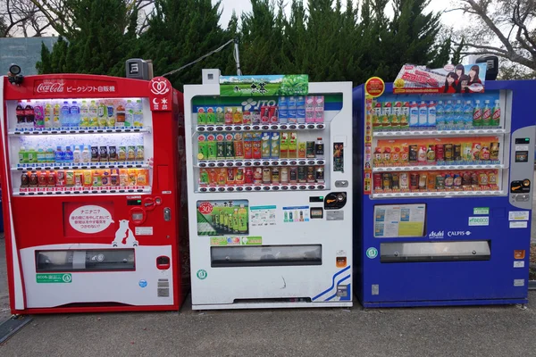 Máquinas de venda automática localizadas na rua em Kyoto em 09 de dezembro , — Fotografia de Stock