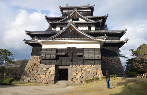 Tourists visit Matsue samurai feudal castle in Shimane prefectur — Stock Photo, Image