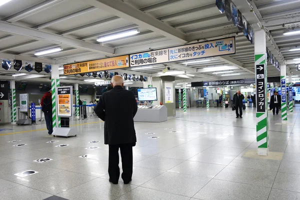 Mensen Voer treinstation Shin-Osaka in Osaka, Japan — Stockfoto