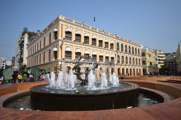 Les touristes visitent les bâtiments historiques entourant le Leal Senado Squ — Photo