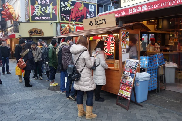 Clientes hacen cola para comprar takoyaki en Osaka —  Fotos de Stock