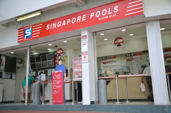 Singapore Pools es el único operador de lotería legal en Singapur . —  Fotos de Stock