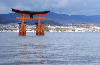 Miyajima adasında büyük kayan kapı
