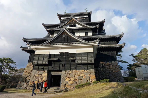 Los turistas visitan el castillo feudal de Matsue samurai —  Fotos de Stock