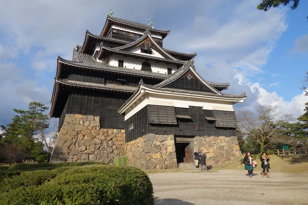 Touristen besuchen matsue Samurai feudale Burg — Stockfoto