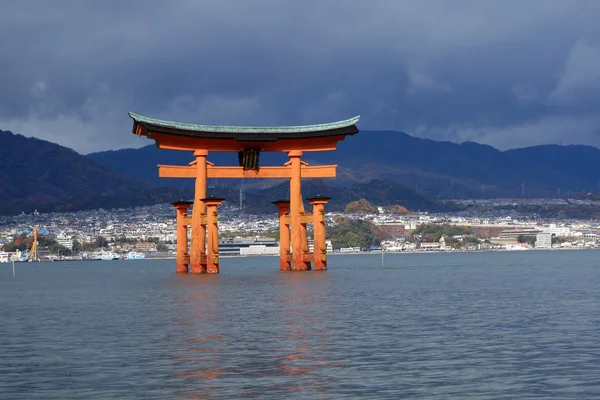 Большие плавучие ворота (O-Torii) на острове Миядзима — стоковое фото