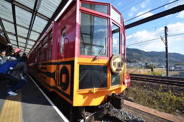 Trainen op Kameoka Torokko Station — Stockfoto
