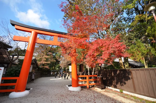 游客们参观下鸭神社橙色拱门 — 图库照片