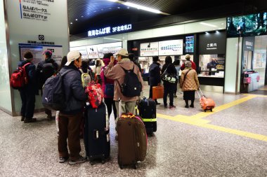İnsanlar Namba tren istasyonu Osaka'da girin.