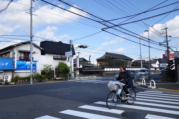 De dame is fietsen in de weg in Hiroshima — Stockfoto