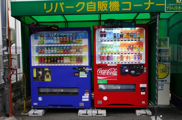 Várias máquinas de venda automática no lado da estrada em Hiroshima — Fotografia de Stock