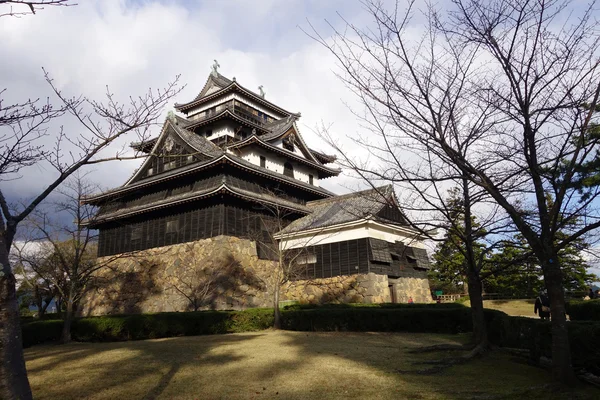 I turisti visitano Matsue samurai castello feudale nella prefettura di Shimane — Foto Stock