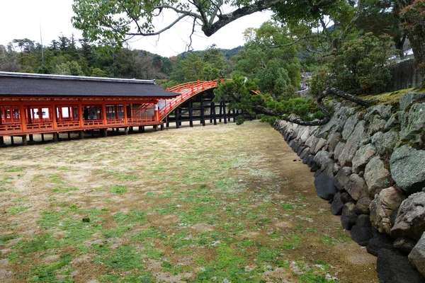 Toeristen bezoeken Itsukushima-schrijn in Miyajima, Japan — Stockfoto