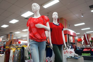 Bayanlar Giyim bölümünde Johor Bahru çarşıda Aeon