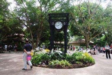 Singapur botanik bahçeleri ile insanlar yürümek