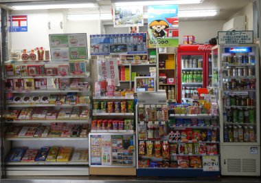 Çeşitli maddeleri Shirahama istasyonunda bir mağazada satışa sunulan