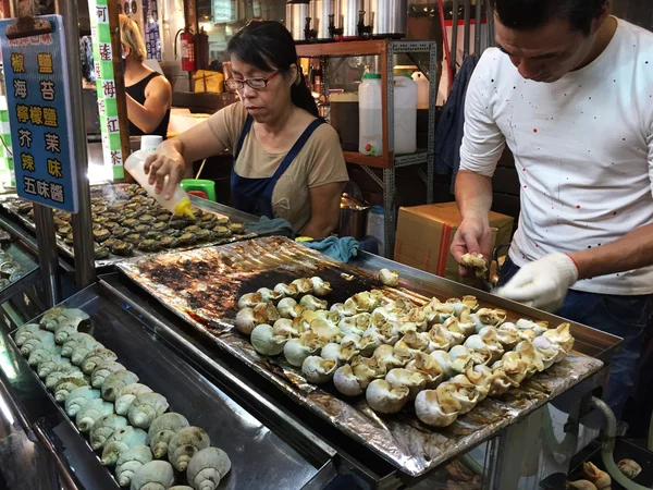 Chief prepares seafood in night market — Stock Photo, Image