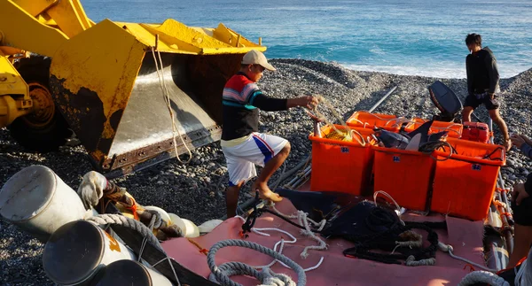 Pescadores descarregam os peixes do barco — Fotografia de Stock