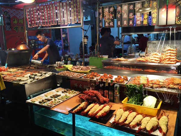 Chef prépare des fruits de mer dans le marché de nuit — Photo