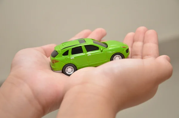 手の中の緑のおもちゃの車 — ストック写真