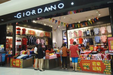 Müşteriler Giordano mağazasını ziyaret edin