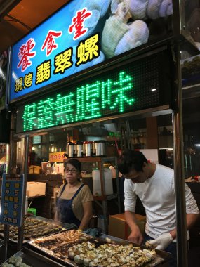 Şef deniz gece pazarında ürünleri hazırlar