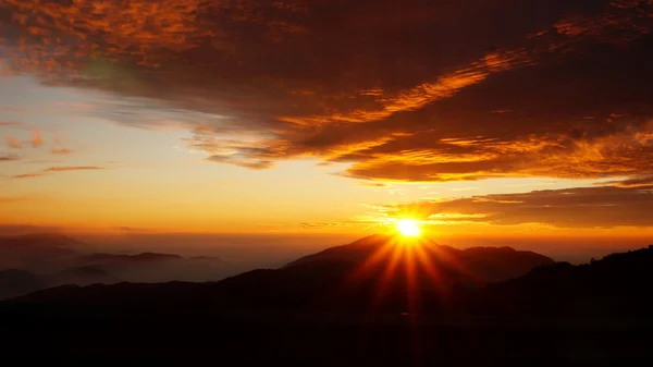 Salida del sol desde la cima de la montaña — Foto de Stock