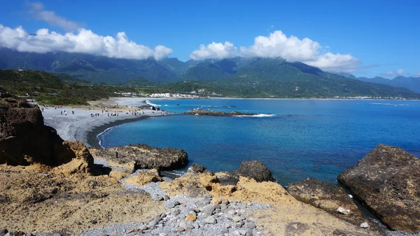 Touristen besuchen den berühmten Strand von Sanxiantai — Stockfoto