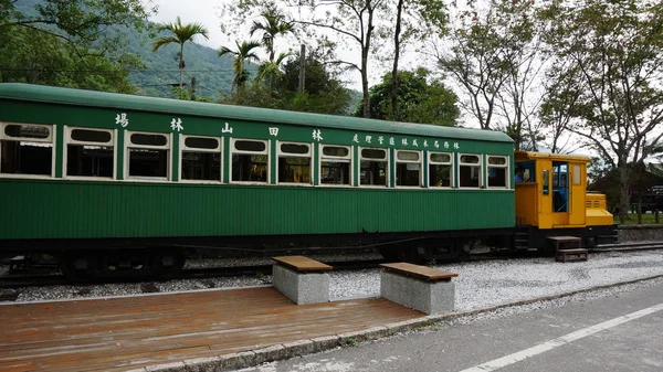 Lin Tian Shan 임업 센터에 있는 오래 된 기차 — 스톡 사진