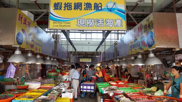 Kupujących odwiedzić targ z owocami morza w Donggang — Zdjęcie stockowe