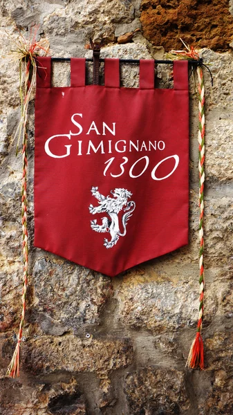 San Gimignano flag is hanging on the wall in San Gimignano, Italy — Stock Photo, Image