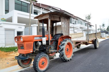 Yeni yapılmış bir teras önünde bir kamyon Parkı