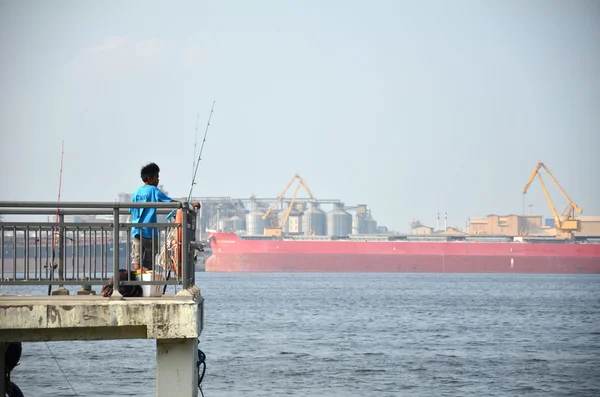 People cast the fishing rod to the sea — Stock Photo, Image