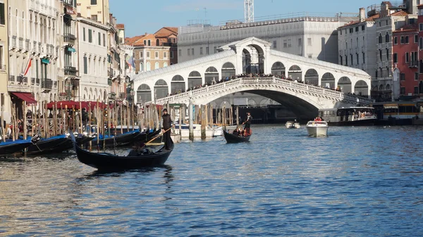 Touristen fahren auf Booten unter der Rialtobrücke — Stockfoto