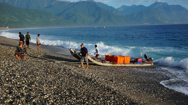 Les pêcheurs déchargent les poissons du bateau — Photo