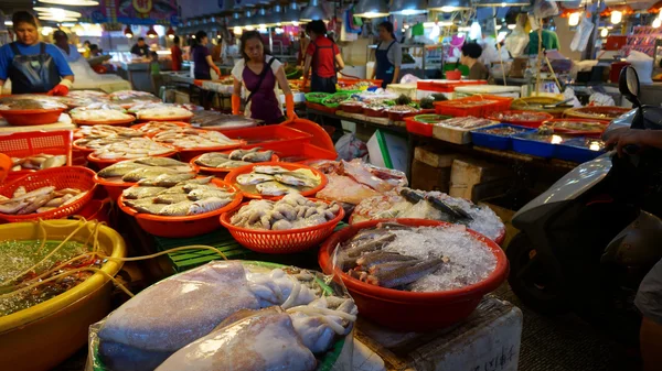 Vásárlók, látogasson el a híres halpiactól. — Stock Fotó