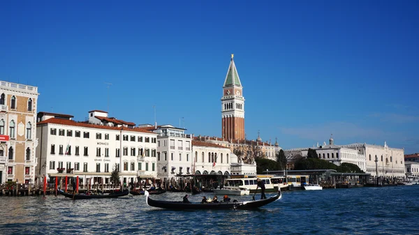 I turisti viaggiano in gondole al canale di Venezia — Foto Stock